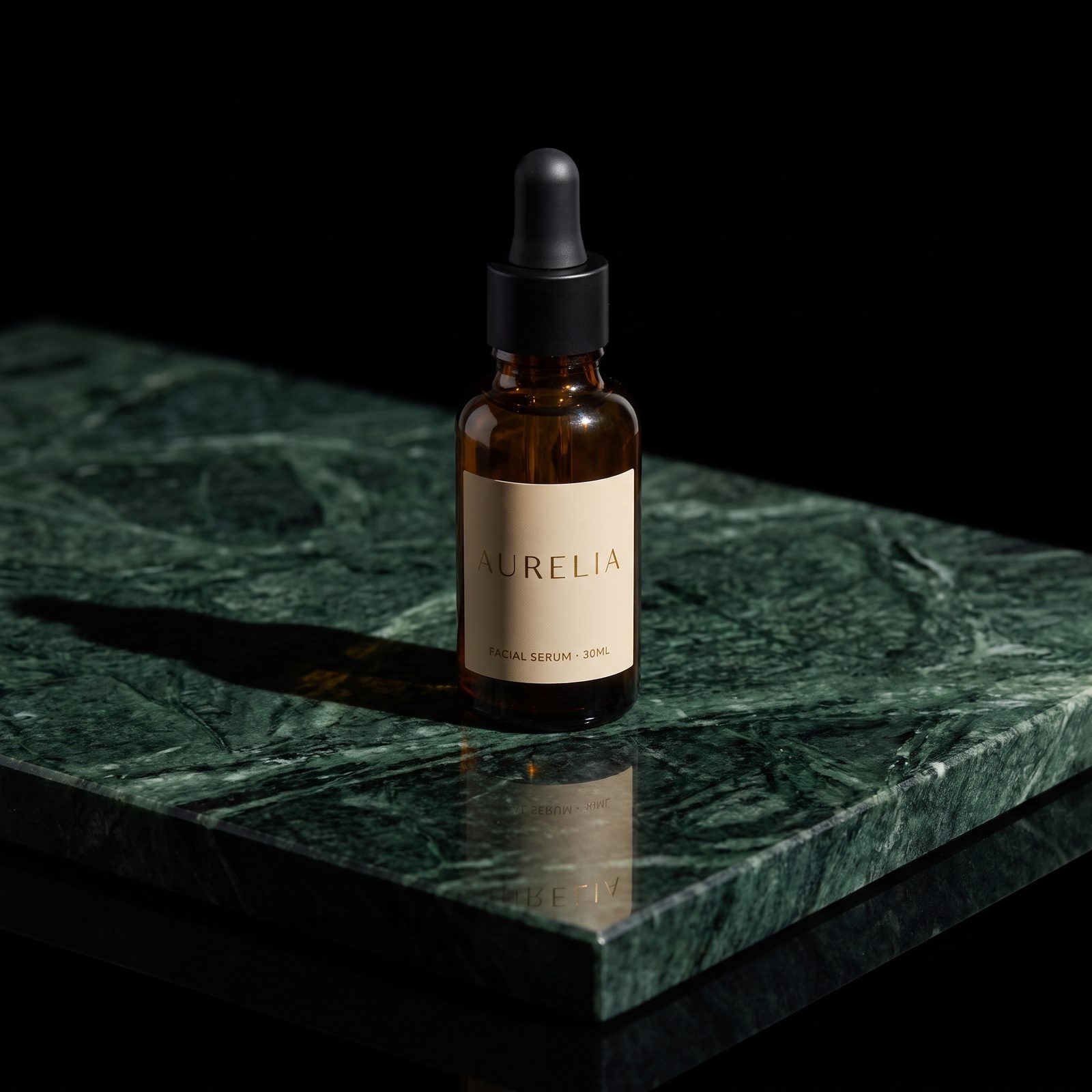 Serum şişesi, koyu yeşil mermer üzerinde sert ışık ve yansıma