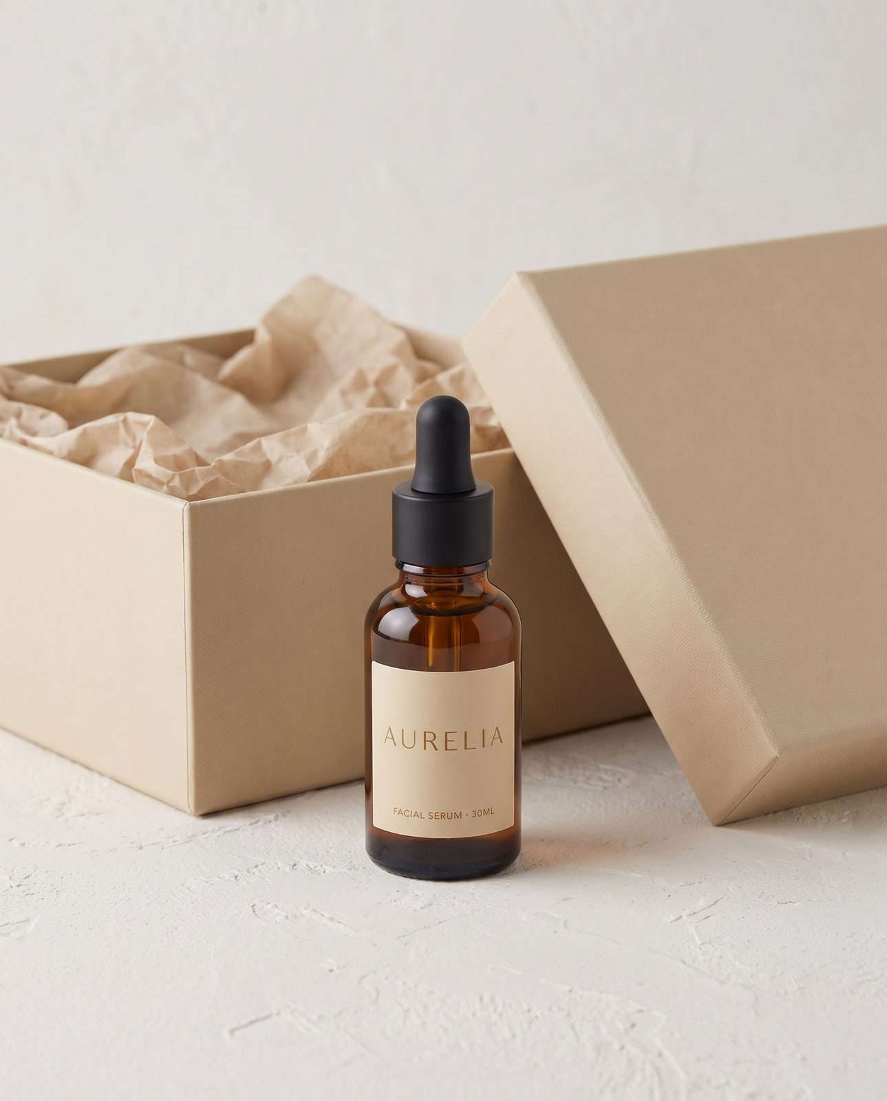 Serum şişesi ve açık kraft ambalaj kutusu